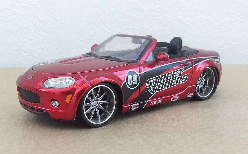AN ULTRA SPORTY DIE CAST METAL MODEL OF THE MAZDA MX-5 CONVERTIBLE .... FREE COMBINING !!