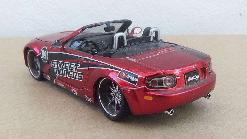 AN ULTRA SPORTY DIE CAST METAL MODEL OF THE MAZDA MX-5 CONVERTIBLE .... FREE COMBINING !!
