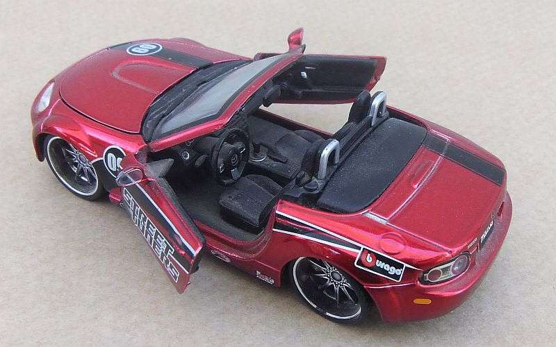 AN ULTRA SPORTY DIE CAST METAL MODEL OF THE MAZDA MX-5 CONVERTIBLE .... FREE COMBINING !!