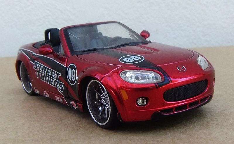 AN ULTRA SPORTY DIE CAST METAL MODEL OF THE MAZDA MX-5 CONVERTIBLE .... FREE COMBINING !!