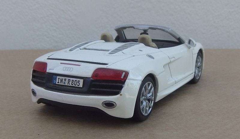 A SUPER COOL DIE CAST METAL 1:24 SCALE MODEL OF THE AUDI R8 SPYDER ....GREAT DETAILING !!