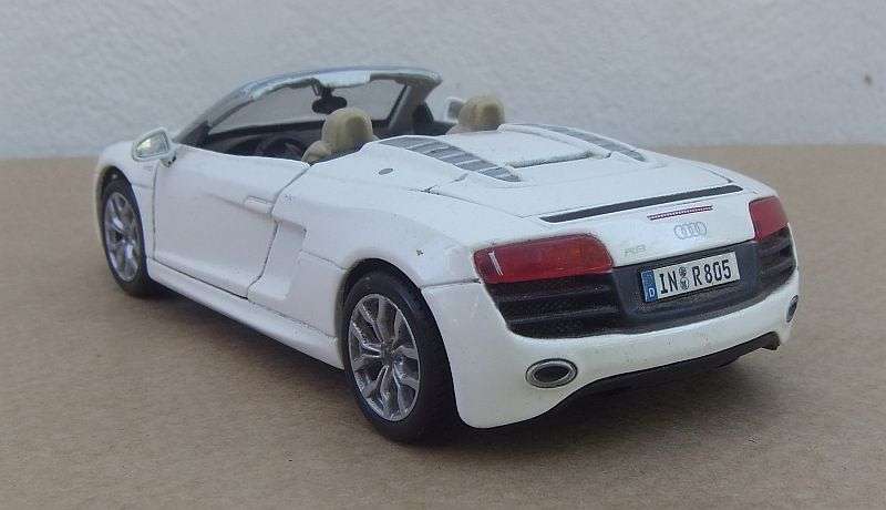 A SUPER COOL DIE CAST METAL 1:24 SCALE MODEL OF THE AUDI R8 SPYDER ....GREAT DETAILING !!