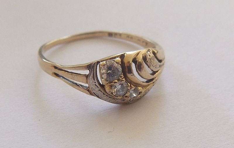 A GORGEOUS VINTAGE SA DESIGNER MADE 9 CT SOLID GOLD RING WITH BEAUTIFUL FACETED STONES ...MUST SEE !