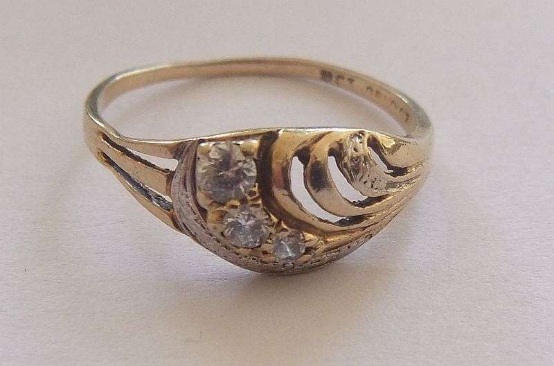 A GORGEOUS VINTAGE SA DESIGNER MADE 9 CT SOLID GOLD RING WITH BEAUTIFUL FACETED STONES ...MUST SEE !