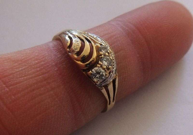 A GORGEOUS VINTAGE SA DESIGNER MADE 9 CT SOLID GOLD RING WITH BEAUTIFUL FACETED STONES ...MUST SEE !
