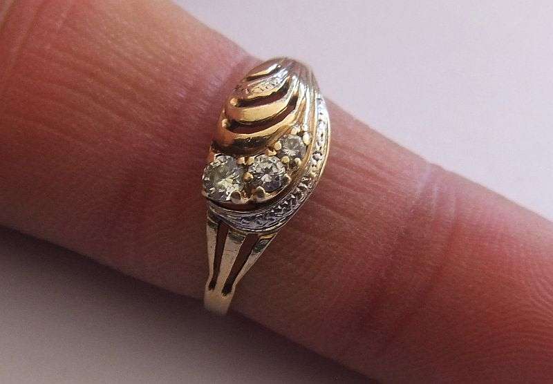 A GORGEOUS VINTAGE SA DESIGNER MADE 9 CT SOLID GOLD RING WITH BEAUTIFUL FACETED STONES ...MUST SEE !