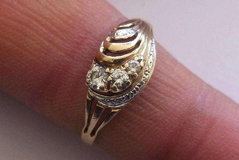 A GORGEOUS VINTAGE SA DESIGNER MADE 9 CT SOLID GOLD RING WITH BEAUTIFUL FACETED STONES ...MUST SEE !