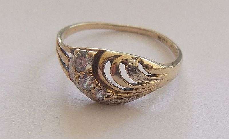 A GORGEOUS VINTAGE SA DESIGNER MADE 9 CT SOLID GOLD RING WITH BEAUTIFUL FACETED STONES ...MUST SEE !