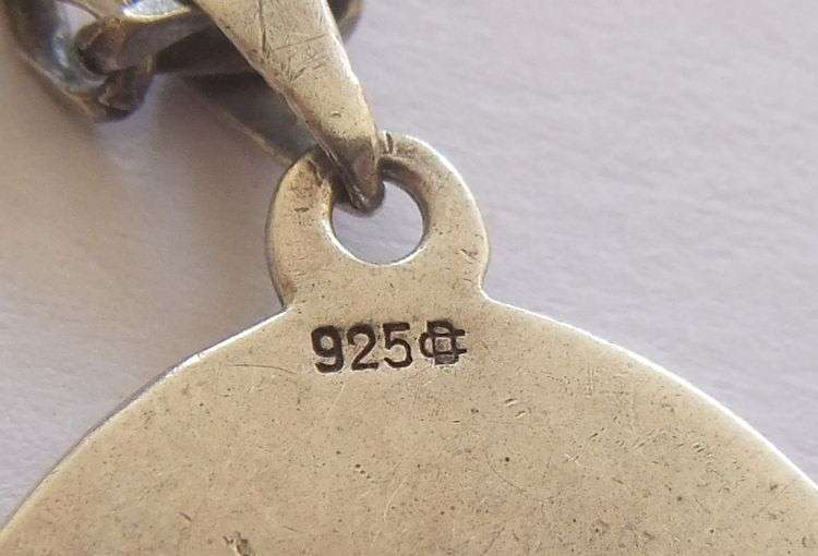 AN UNUSUAL SOLID STERLING SILVER VINTAGE DESIGNER STAMPED ST CHRISTOPHER WITH STERLING SILVER CHAIN