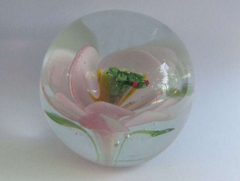 WOW !! A TOTALLY ADORABLE RARE LITTLE SOLID GLASS "FROG ON FLOWER" MOTIF VINTAGE PAPERWEIGHT !!