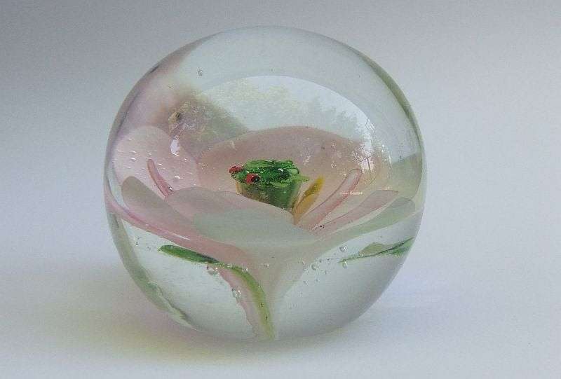 WOW !! A TOTALLY ADORABLE RARE LITTLE SOLID GLASS "FROG ON FLOWER" MOTIF VINTAGE PAPERWEIGHT !!