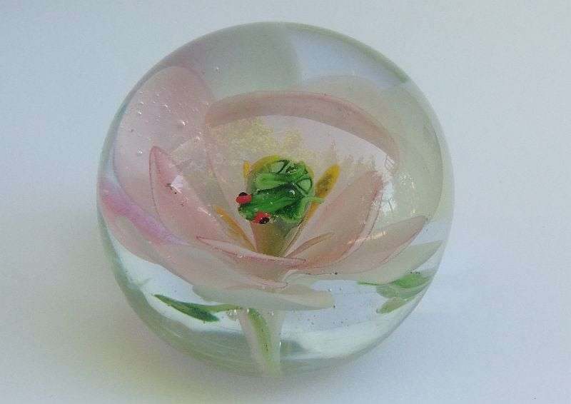 WOW !! A TOTALLY ADORABLE RARE LITTLE SOLID GLASS "FROG ON FLOWER" MOTIF VINTAGE PAPERWEIGHT !!