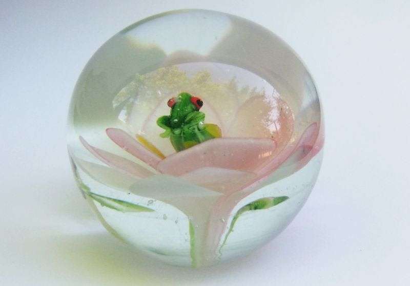 WOW !! A TOTALLY ADORABLE RARE LITTLE SOLID GLASS "FROG ON FLOWER" MOTIF VINTAGE PAPERWEIGHT !!