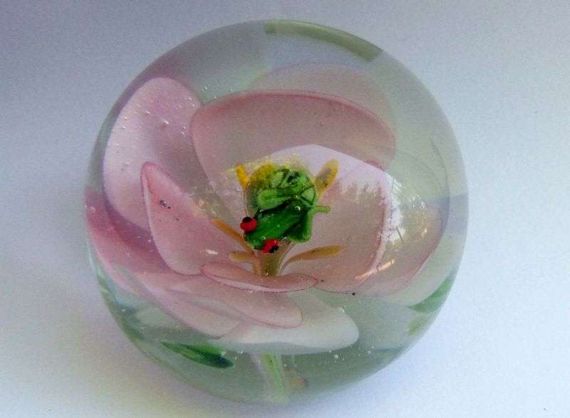 WOW !! A TOTALLY ADORABLE RARE LITTLE SOLID GLASS "FROG ON FLOWER" MOTIF VINTAGE PAPERWEIGHT !!