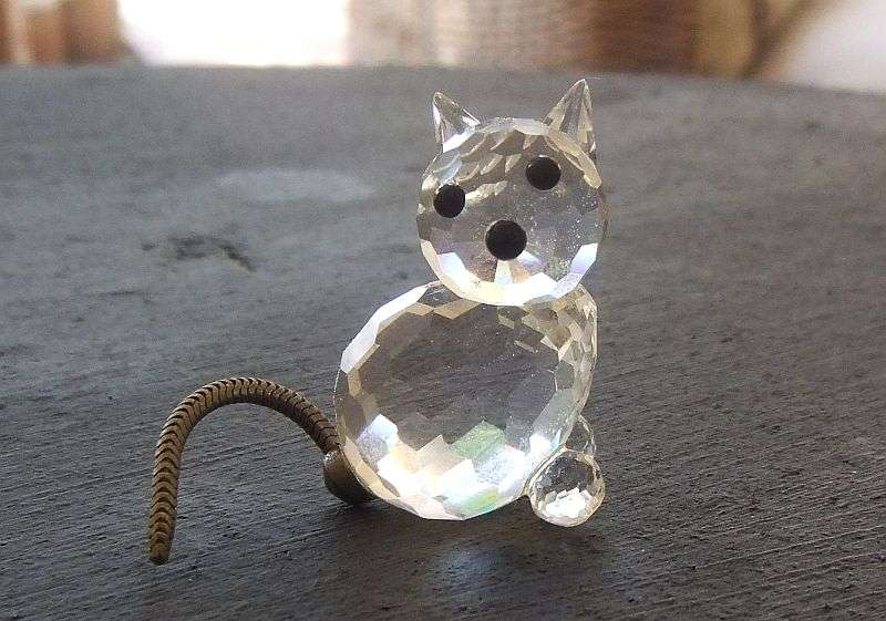 A CUTE RETIRED SWAROVSKI CRYSTAL KITTEN WITH METAL TAIL IN EXCELLENT CONDITION