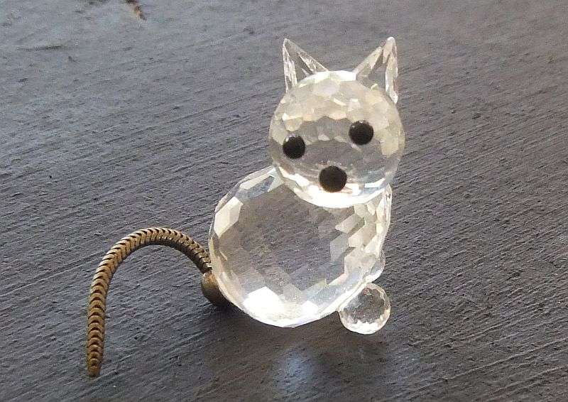 A CUTE RETIRED SWAROVSKI CRYSTAL KITTEN WITH METAL TAIL IN EXCELLENT CONDITION