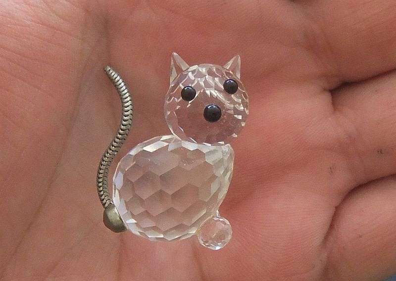 A CUTE RETIRED SWAROVSKI CRYSTAL KITTEN WITH METAL TAIL IN EXCELLENT CONDITION