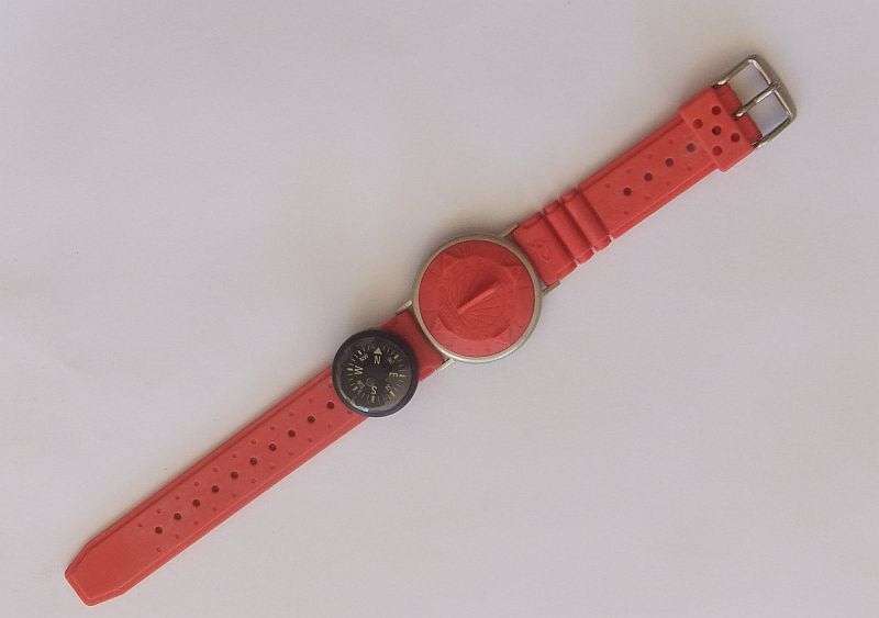 A RARE VINTAGE "" FOSSIL SUN-DIAL "" FUNCTIONAL TIME PIECE WITH ORIGINAL BOX AND COMPASS !! SO COOL