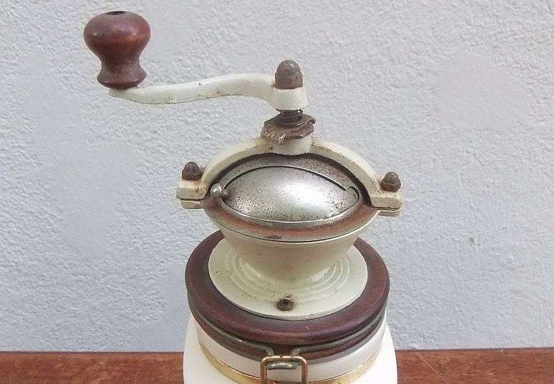 A FANTASTIC QUALITY VINTAGE COFFEE GRINDER WITH GREAT CHARATER ... MUST SEE , HEAVY PIECE !!