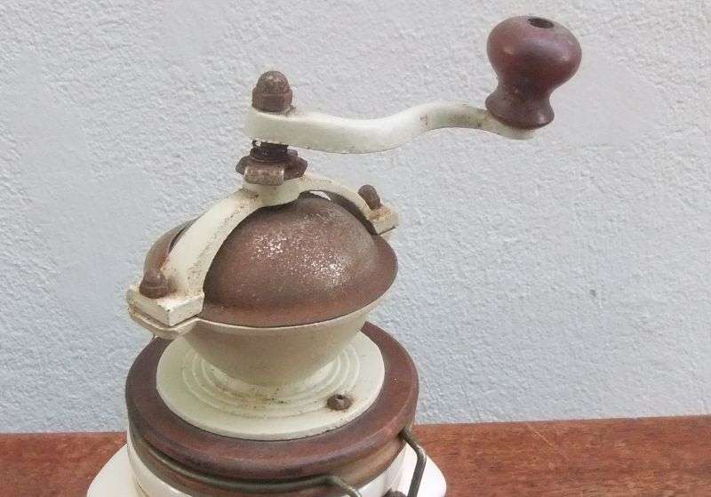 A FANTASTIC QUALITY VINTAGE COFFEE GRINDER WITH GREAT CHARATER ... MUST SEE , HEAVY PIECE !!
