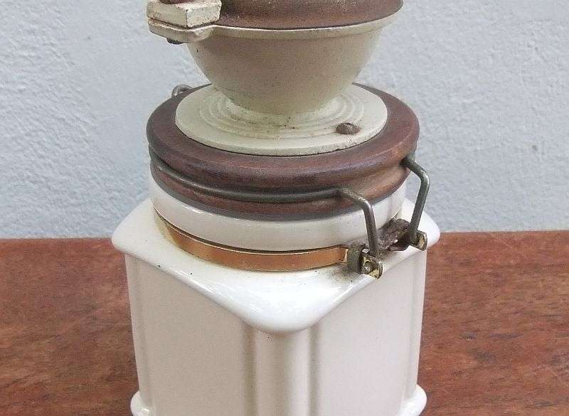 A FANTASTIC QUALITY VINTAGE COFFEE GRINDER WITH GREAT CHARATER ... MUST SEE , HEAVY PIECE !!