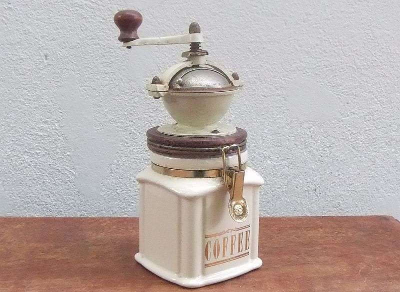A FANTASTIC QUALITY VINTAGE COFFEE GRINDER WITH GREAT CHARATER ... MUST SEE , HEAVY PIECE !!