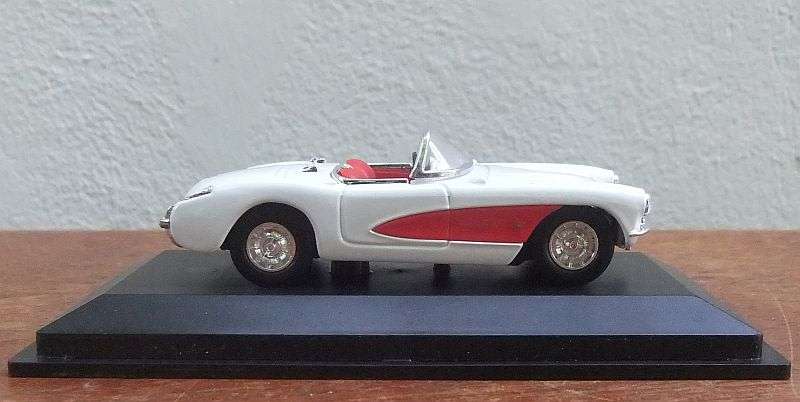 AN AWESOME DETAILED 1:43 SCALE DIE CAST METAL MODEL OF THE 1957 CHEVROLET CORVETTE ON BASE !! WOW !!