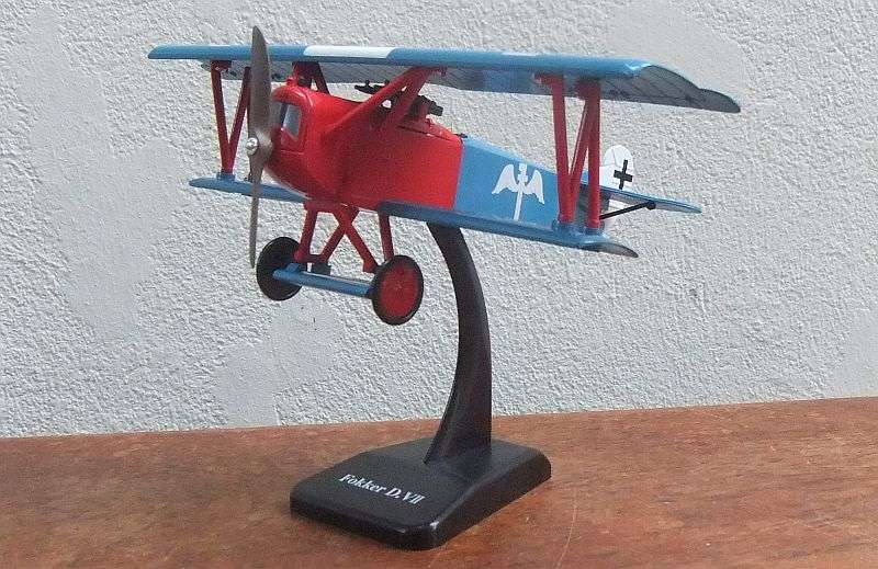 A CHARMING DETAILED 1:72 SCALE MODEL OF THE " FOKKER D.V II " FIGHTER PLANE ON STAND