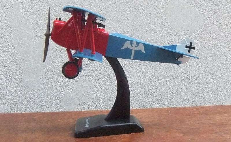 A CHARMING DETAILED 1:72 SCALE MODEL OF THE " FOKKER D.V II " FIGHTER PLANE ON STAND