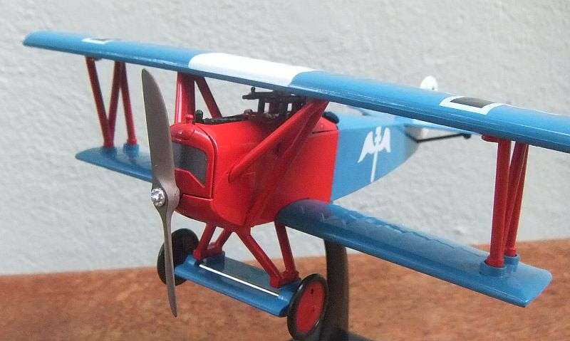 A CHARMING DETAILED 1:72 SCALE MODEL OF THE " FOKKER D.V II " FIGHTER PLANE ON STAND