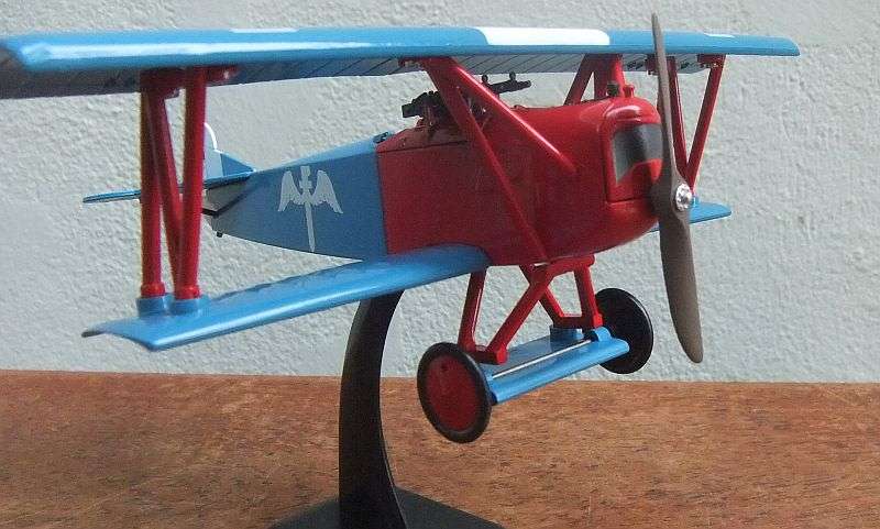 A CHARMING DETAILED 1:72 SCALE MODEL OF THE " FOKKER D.V II " FIGHTER PLANE ON STAND