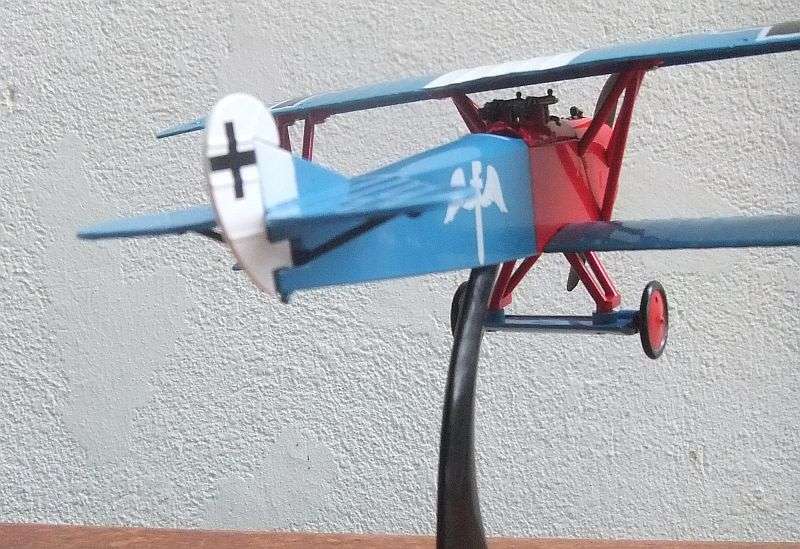 A CHARMING DETAILED 1:72 SCALE MODEL OF THE " FOKKER D.V II " FIGHTER PLANE ON STAND