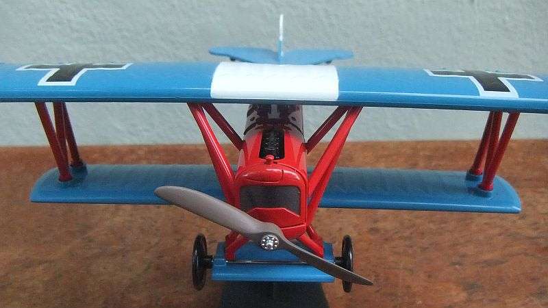 A CHARMING DETAILED 1:72 SCALE MODEL OF THE " FOKKER D.V II " FIGHTER PLANE ON STAND
