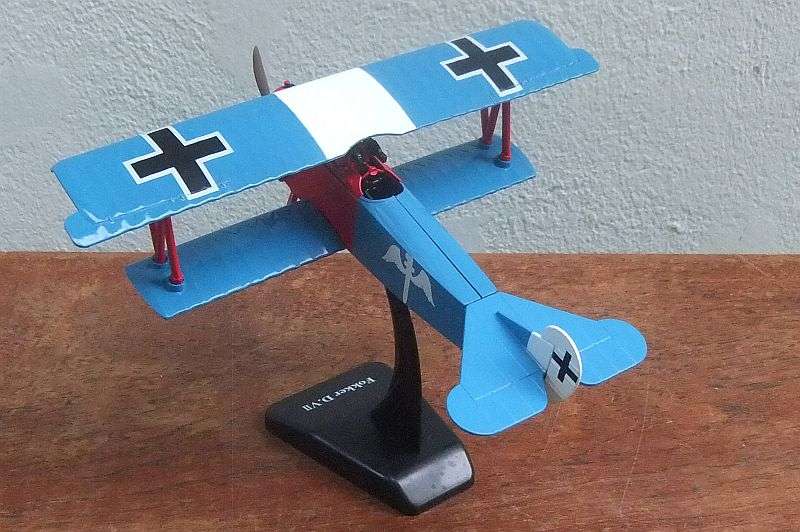 A CHARMING DETAILED 1:72 SCALE MODEL OF THE " FOKKER D.V II " FIGHTER PLANE ON STAND