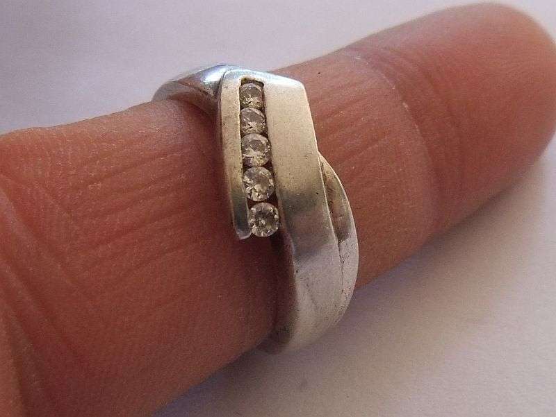WOW !! AN ELEGANT SOLID STERLING SILVER RING SET WITH FIVE SHINY FACETED STONES !!