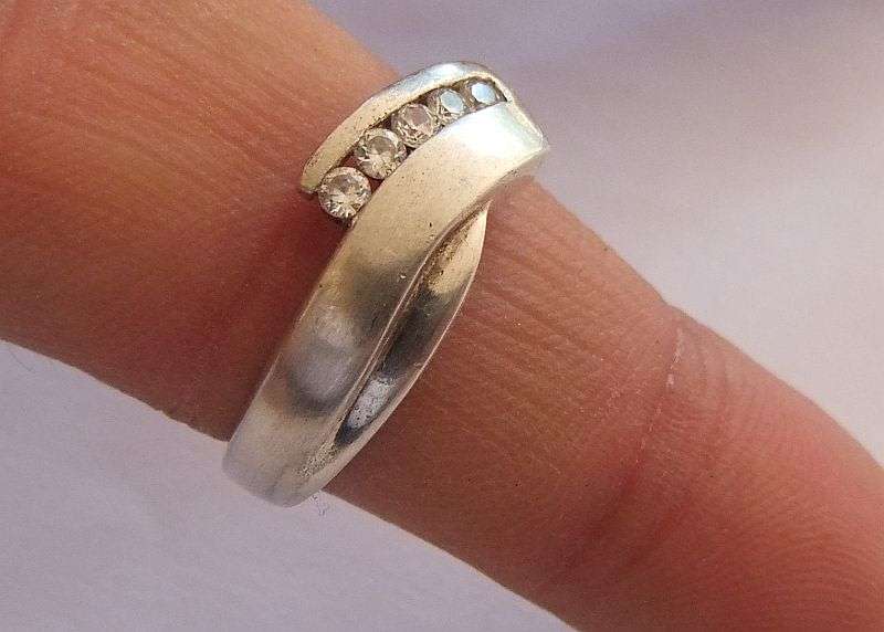 WOW !! AN ELEGANT SOLID STERLING SILVER RING SET WITH FIVE SHINY FACETED STONES !!
