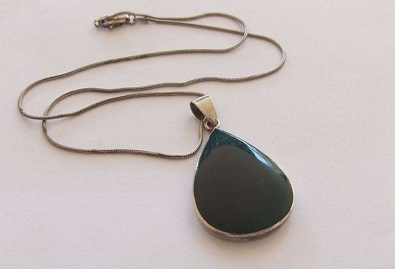 A STYLISH SOLID STERLING SILVER "SNAKE" NECKLACE WITH A STERLING SILVER AND GREEN ENAMEL PENDANT !!