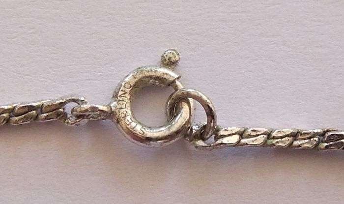 ABSOLUTELY GORGEOUS VINTAGE ""VAN DELL"" DESIGNER STERLING SILVER NECKLACE WITH FACETED BLUE STONES