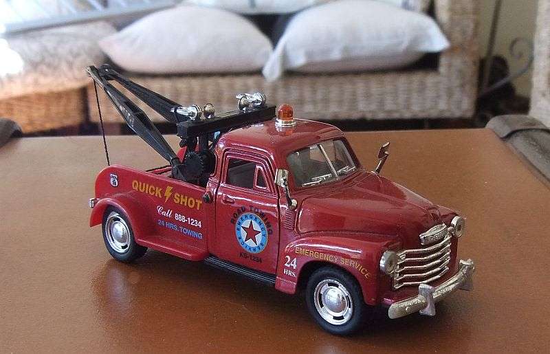 AN AWESOME DIE CAST METAL MODEL OF THE 1953 CHEVROLET 3100 WRECKER ...TOW TRUCK !!