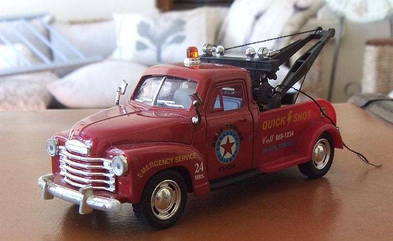 AN AWESOME DIE CAST METAL MODEL OF THE 1953 CHEVROLET 3100 WRECKER ...TOW TRUCK !!