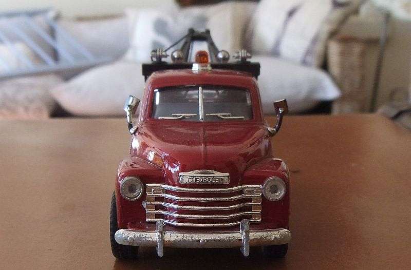 AN AWESOME DIE CAST METAL MODEL OF THE 1953 CHEVROLET 3100 WRECKER ...TOW TRUCK !!