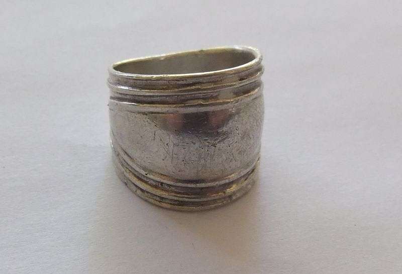 WOW !! AN EYE CATCHING WIDE BULKY SOLID STERLING SILVER RING !! SUPERIOR QUALITY !!