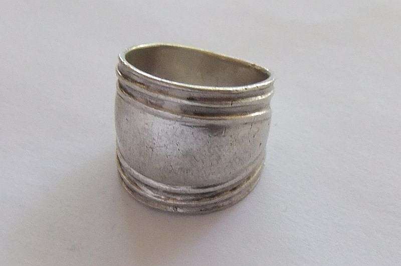 WOW !! AN EYE CATCHING WIDE BULKY SOLID STERLING SILVER RING !! SUPERIOR QUALITY !!