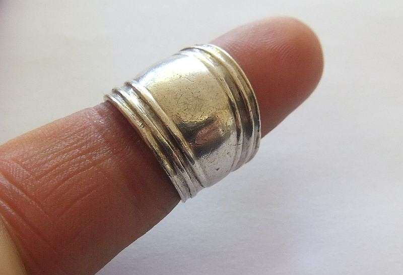 WOW !! AN EYE CATCHING WIDE BULKY SOLID STERLING SILVER RING !! SUPERIOR QUALITY !!