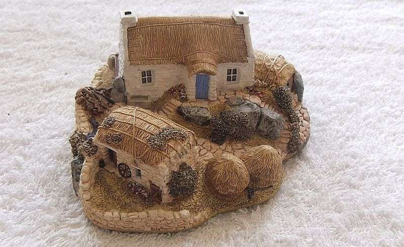 A CHARMING INTRICATELY DETAILED VINTAGE MODEL OF A FARMSTEAD BY LILLIPUT LANE !! MADE IN THE UK !!