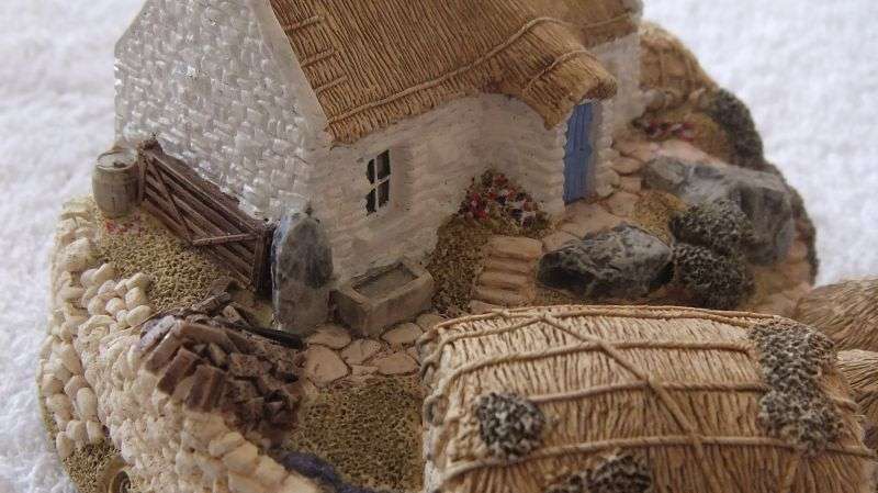 A CHARMING INTRICATELY DETAILED VINTAGE MODEL OF A FARMSTEAD BY LILLIPUT LANE !! MADE IN THE UK !!