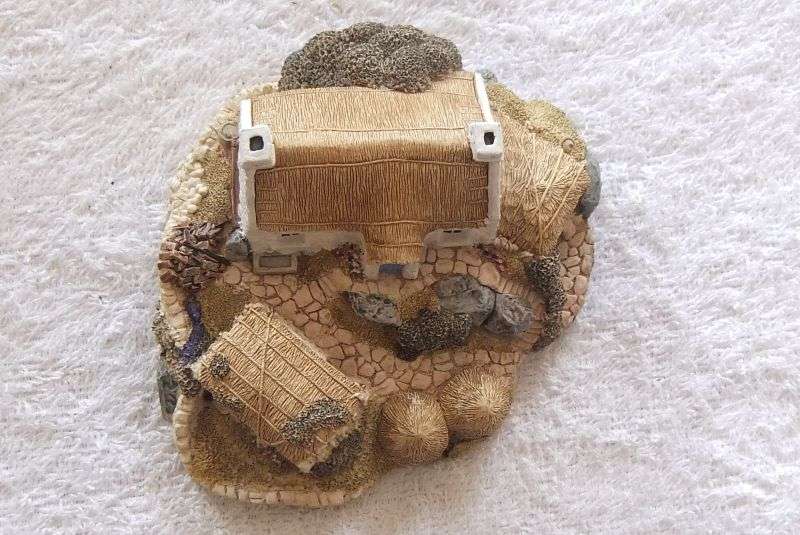 A CHARMING INTRICATELY DETAILED VINTAGE MODEL OF A FARMSTEAD BY LILLIPUT LANE !! MADE IN THE UK !!