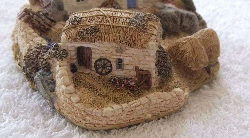 A CHARMING INTRICATELY DETAILED VINTAGE MODEL OF A FARMSTEAD BY LILLIPUT LANE !! MADE IN THE UK !!