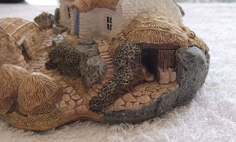 A CHARMING INTRICATELY DETAILED VINTAGE MODEL OF A FARMSTEAD BY LILLIPUT LANE !! MADE IN THE UK !!