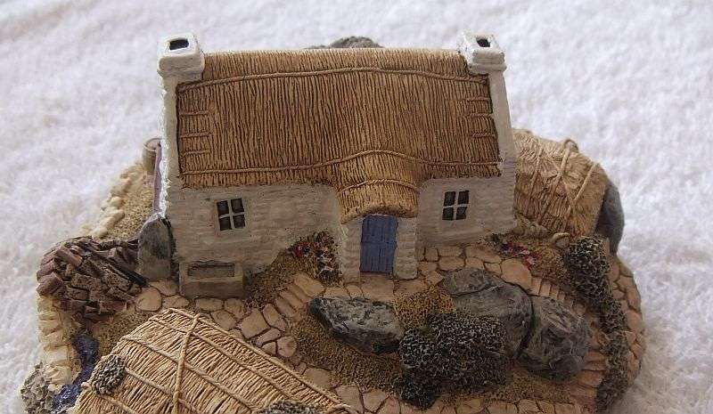A CHARMING INTRICATELY DETAILED VINTAGE MODEL OF A FARMSTEAD BY LILLIPUT LANE !! MADE IN THE UK !!